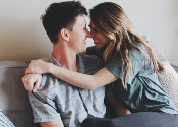 Khi yêu nhau có nên cho bạn trai sờ soạng