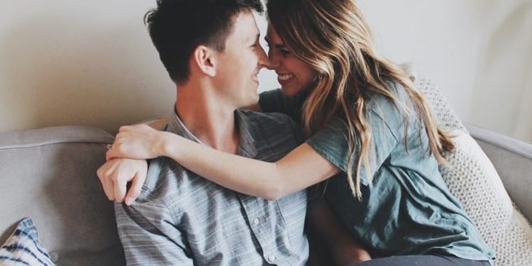 Khi yêu nhau có nên cho bạn trai sờ soạng