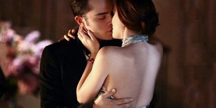 cách kích thích bạn gái khi hôn