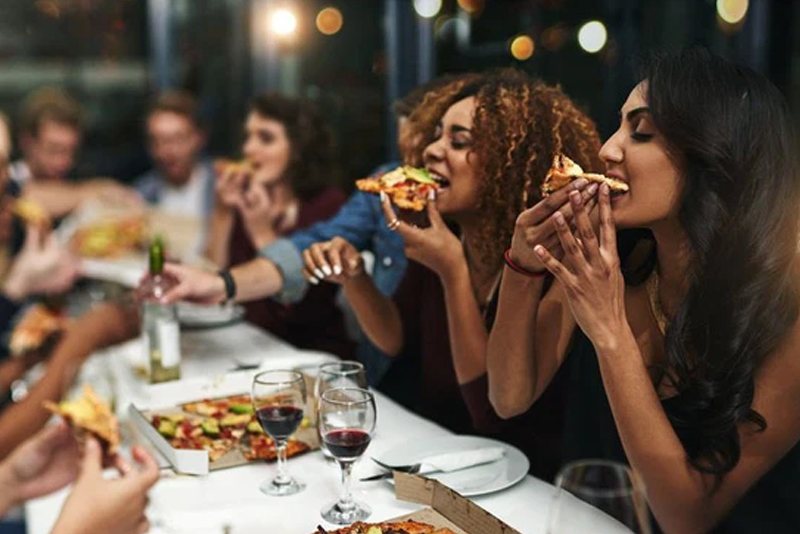 cô ấy viện cớ đi ăn với bạn đồng giới