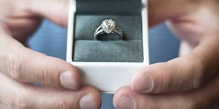 [Giải đáp] Tặng nhẫn cho bạn gái nên đeo ngón nào?