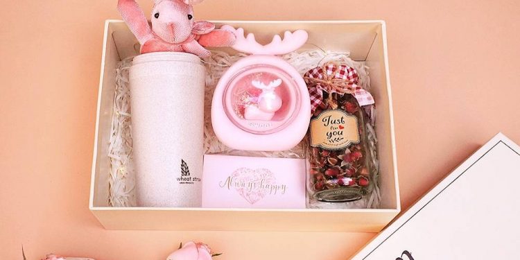 [Tư vấn] Nên tặng quà gì cho bạn gái mới quen?