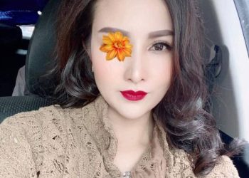 Máy bay bà già góa chồng tìm phi công trẻ có SĐT, Zalo