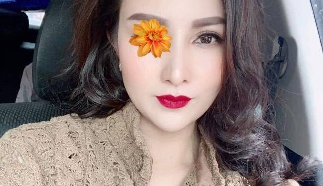 Máy bay bà già góa chồng tìm phi công trẻ có SĐT, Zalo